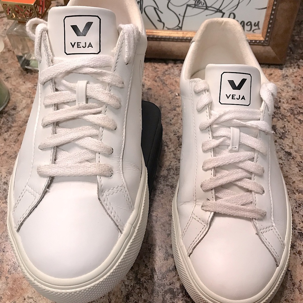 Veja White Leather Esplar Sneakers. With Veja logo size womens 7 / 38